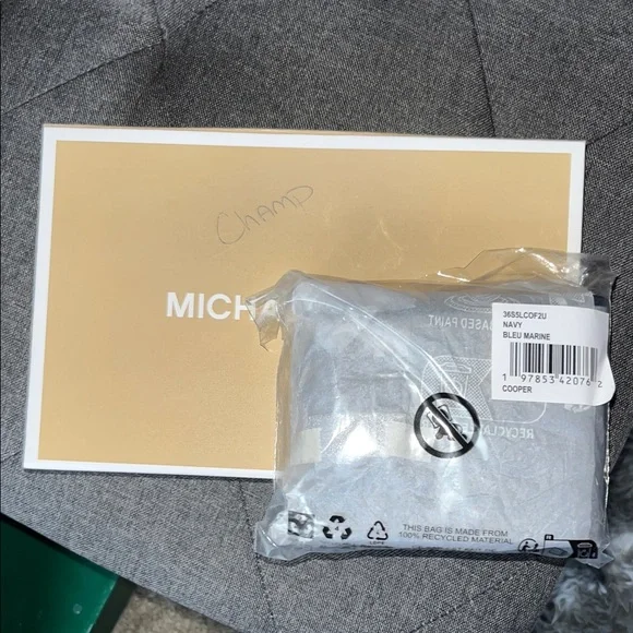 Michael Kors Navy Billfold Wallet with Pass-case - Picture 6 of 7